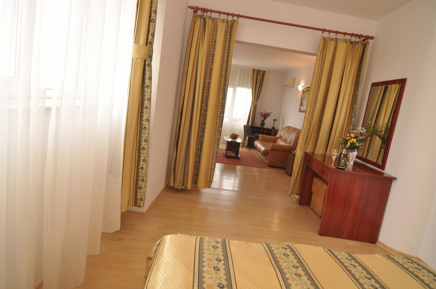 Dali Hotel เนพทุน ภายนอก รูปภาพ
